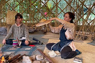 Las artistas Laura Ceballos y Jhanuby Loaiza Osorio tejen objetos artísticos con forma de canasta utilizando chusque, una especie de bambú originaria de los altos Andes que crece en la Sabana de Bogotá, así como en zonas de páramo y bosques.
