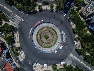 Pinta sobre Paseo de la Reforma con la frase "México campeón en desaparición" y "La pelota vuelve a casa, ¿ellxs cuándo?