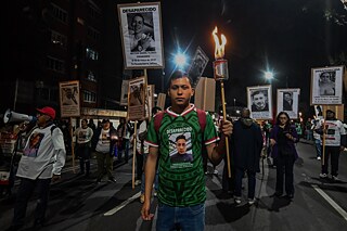 Joven en en velada afuera del Estadio Ciudad de México, una noche previa a la inauguración del mundial. 