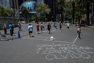 Colectivos y personas solidarias se reunieron sobre Paseo de la Reforma para jugar las "Cascaritas contra el olvido", una manera futbolera de visibilizar la crisis de desaparición en México.
