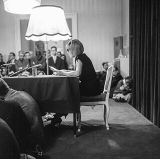 Die österreichische Schrfitstellerin Ingeborg Bachmann liest vor Publikum aus ihrem Werk