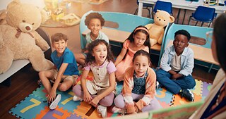 Kinder in der Bibliothek