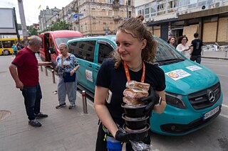 Darija Volkovová rozdáva teplé obedy