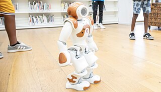 Roboter in der Bibliothek 