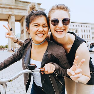 Freundinnen vor dem Brandenburger Tor in Berlin, Deutschland.​