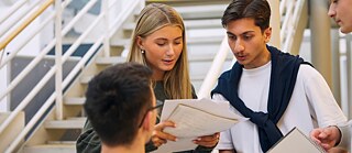 Schüler*innen einer Partnerschule bereiten sich auf ihre Deutschprüfung am Goethe-Institut vor.