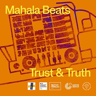 Grafisches Poster in kräftigem Orange mit einer stilisierten Illustration eines Mischpults oder DJ‑Controllers in violett-blauer Rasteroptik. Oben steht der Titel ‚Mahala Beats‘, darunter der Schriftzug ‚Trust & Truth‘. Am unteren Rand sind mehrere Logos von beteiligten Institutionen, darunter das Goethe‑Institut und weitere Partner, angeordnet.