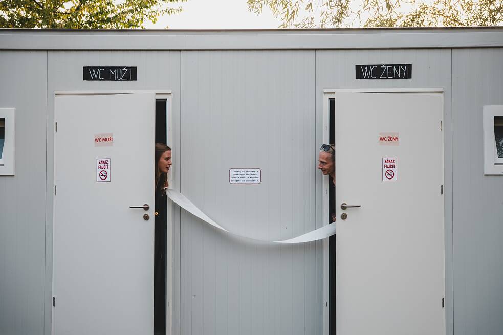 Einweihung der neuen Toiletten mit Wasserspülung