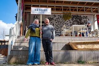 Michaela Lukáčová und Jano Viazo vor der Hájovňa bei Banská Štiavnica