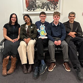 Praktikanten sitzen auf einem Sofa im Büro des Goethe-Instituts 