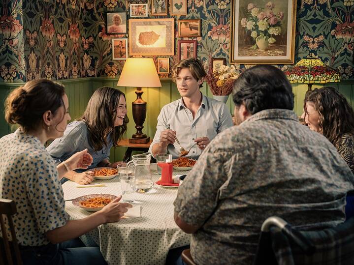 Still image from the Amazon Prime Video German Original series “Maxton Hall – The World Between Us.” Helen (Gina Henkel), Ruby (Harriet Herbig-Matten), James (Damian Hardung), Angus (Martin Neuhaus), Ember (Runa Greiner)