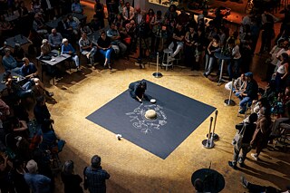 Performance von Mallika Das Sutar im Rahmen der Eröffnung von „Assembling Grounds. Praktiken der Koexistenz“. 