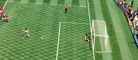 Lothar Matthäus schießt den Elfmeter für Deutschland im Viertelfinale der Fußball-WM 1994 gegen Bulgarien, im Tor: Borislaw Michajlow, Schiedsrichter: José Torres Cadena