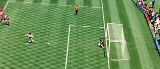 Lothar Matthäus schießt den Elfmeter für Deutschland im Viertelfinale der Fußball-WM 1994 gegen Bulgarien, im Tor: Borislaw Michajlow, Schiedsrichter: José Torres Cadena