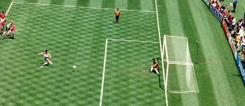 Lothar Matthäus schießt den Elfmeter für Deutschland im Viertelfinale der Fußball-WM 1994 gegen Bulgarien, im Tor: Borislaw Michajlow, Schiedsrichter: José Torres Cadena
