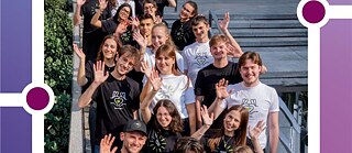 Gruppenfoto der 20 Botschafter*innen der deutschen Sprache, lächelnd und winkend auf einer Treppe in Mailand