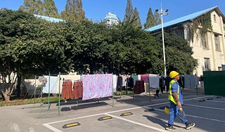 Auf dem Campus hängt die Wäsche zum Trocknen