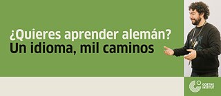 Weiss-schwarze Schrift auf grünem Hintergrund: ¿Quieres aprender alemán? Un idioma, mil caminos. An rechten Bildrand in legerer, schwarzer Kleidung, der etwas zu erklären scheint und lächelt. 