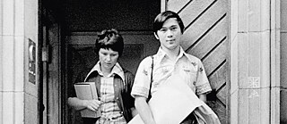 Sprachschüler*innen des Goethe-Instituts vor dem Goethe-Institut in Schwäbisch Hall im Jahr 1975.