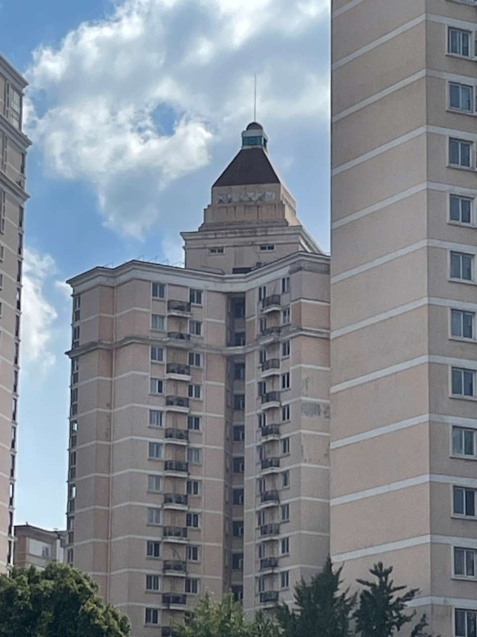 Freundliches Gebäude mit Zipfelmütz
