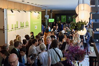 Gäste des Jubiläums im Foyer des Veranstaltungssaals.