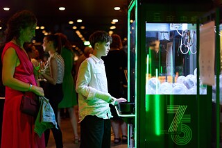  Ein Junge steht vor einem Greifautomat.