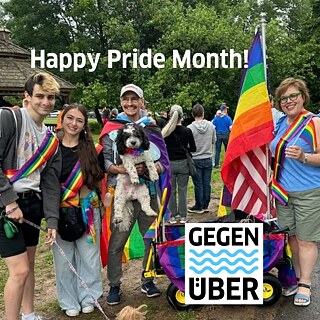 Eine Gruppe Menschen in Pride-Farben