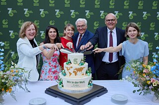 Tortenanschnitt mit Gesche Joost, Serap Güler, Elke Büdenbender, Bundespräsident Frank-Walter Steinmeier und Johannes Ebert