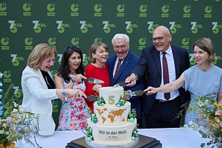 Tortenanschnitt mit Gesche Joost, Serap Güler, Elke Büdenbender, Bundespräsident Frank-Walter Steinmeier und Johannes Ebert