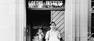 Sprachschüler*innen des Goethe-Instituts vor dem Goethe-Institut in Schwäbisch Hall im Jahr 1975.