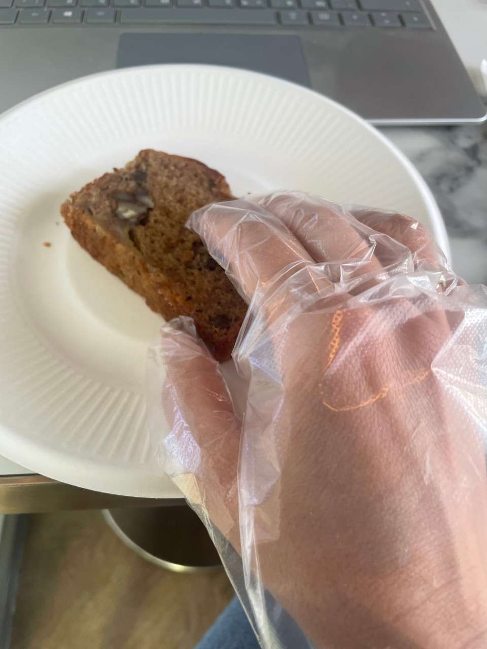 Mit-den-Fingern-Essen auf Chinesisch (der Handschuh war nicht meine Idee!!)