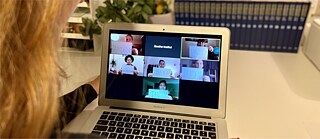 Frau vor PC