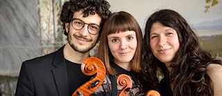 Ritratto dei musicisti del Trio David (Tommaso Castellano, Violoncello; Chiara Mazzocchi, Viola; Gloria Santarelli, Violine)