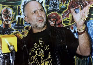 Fotografía del artista Jörg Immendorff en conferencia de prensa. 