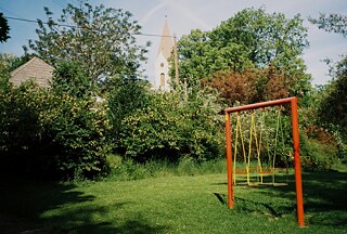 Leerer Spielplatz hinter der Kirche