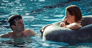 Zwei Personen in einem Pool.