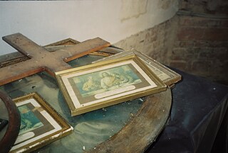 Heiligenbilder in der Kapelle auf dem Friedhof.