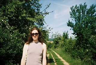 Ana auf dem Feldweg beim See