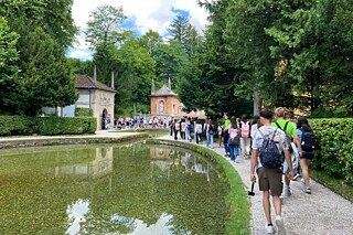 Jugendliche auf einer Tour durch die Wasserspiele