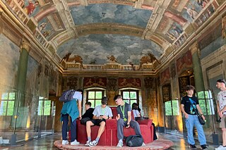 Jugendliche im Schloss Hellbrunn