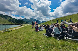 Jugendliche am Ufer des Grünwaldsees