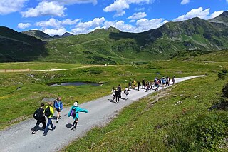 Jugendliche wandern in den Bergen.