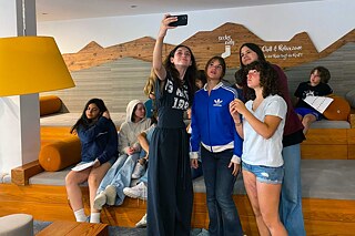 Eine kleine Gruppe macht ein Selfie.
