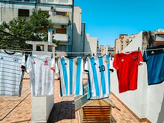 Una serie de prendas colgadas en un tendedero: