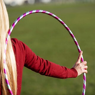 Blonde Frau mit Hula-Hoop Reifen