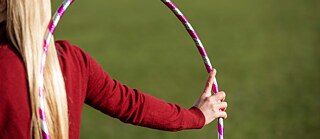 Blonde Frau mit Hula-Hoop Reifen