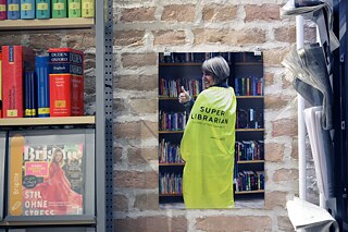 Fotografija iz serije „Paralelne biografije“ Sandre Ratković na zidu biblioteke Goethe-Instituta u Beogradu