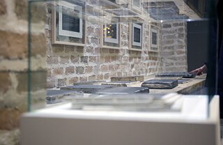 Radovi Adama Pantića fotografisani kroz staklo vitrine
