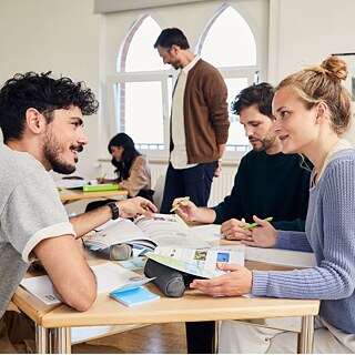 Eine Gruppe von Kursteilnehmer*innen in einem Klassenraum