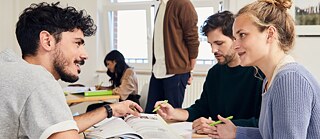 Eine Gruppe von Kursteilnehmer*innen in einem Klassenraum